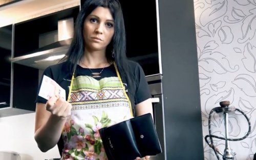 А кто сказал, что мне деньги нужны!? Я натурой возьму! Шантажирую мачеху, пока отец на работе.