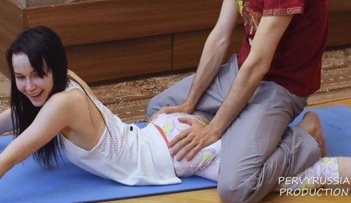 Светка попросила отчима размять спинку и не заметила, как он вошел в нее!