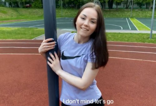 Замужняя шкура пикапит чувака на спортплощадке!