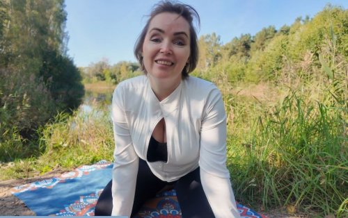 "Привет, может познакомимся?" - Встретил симпатичную милфу в лесу!