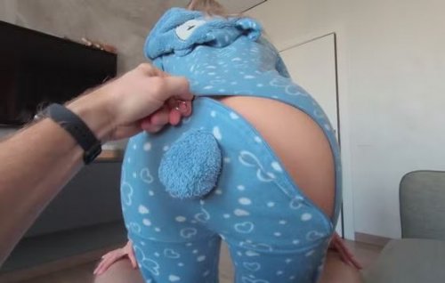 "Братик, я не могу застегнуть штаны! - Поможешь мне?"