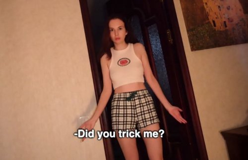 "Ты что, опять? - У тебя же девушка есть!" - Соседка по комнате вторично поймала меня за онанизмом